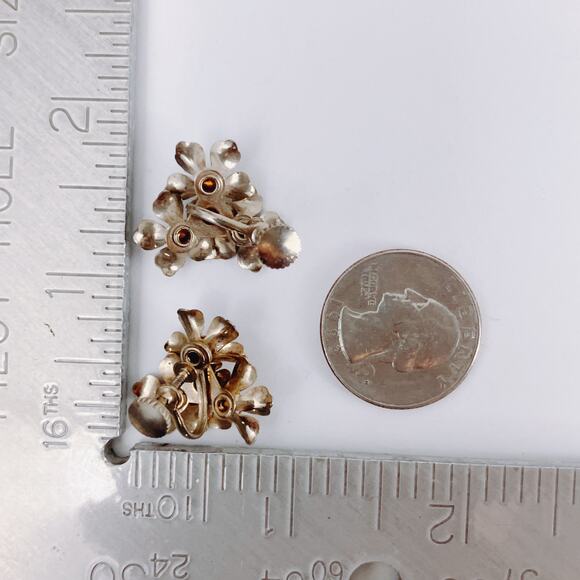 Vintage 1950s Black Enamel and Rhinestone Floral Cluster Screw Back Earrings - Picture 7 of 10